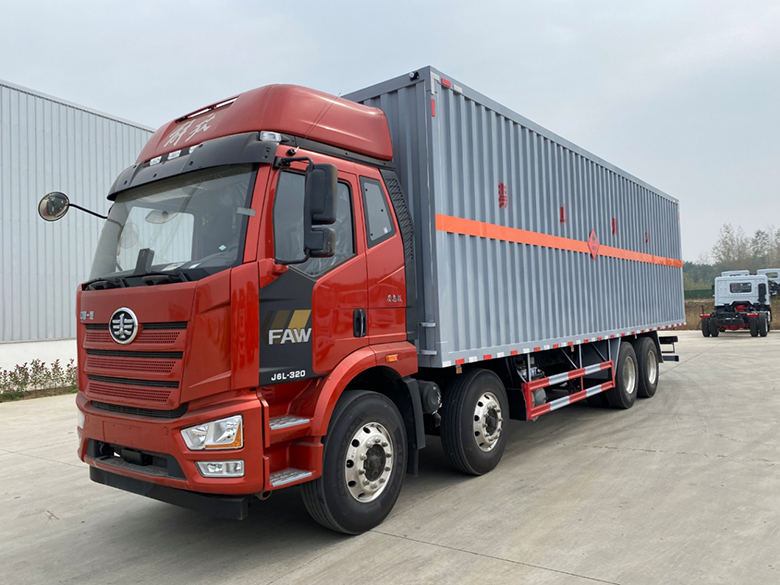 解放J6L前四後八易燃氣體廂式運輸車