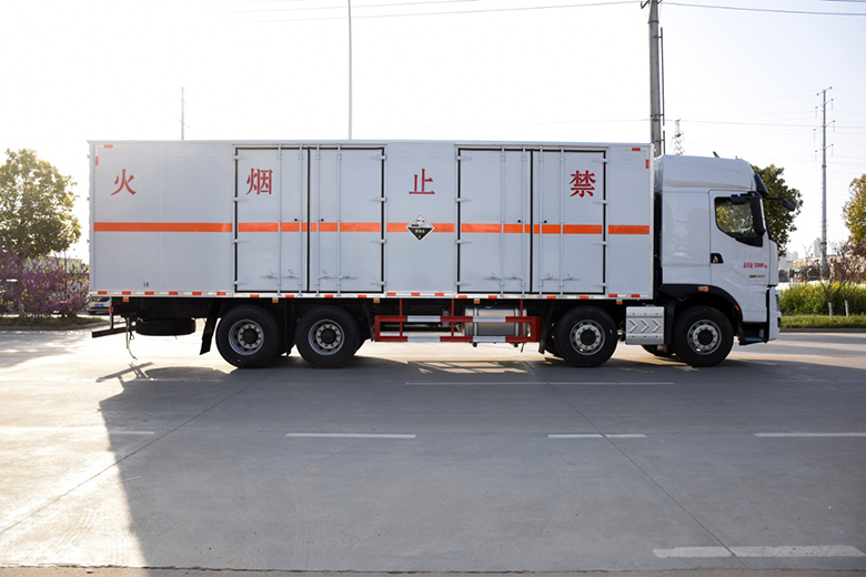 東風柳汽國六前四後八易燃氣體廂式運輸車