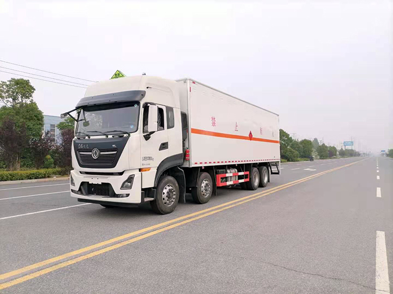 東風天龍前四後八易燃液體廂式運輸車