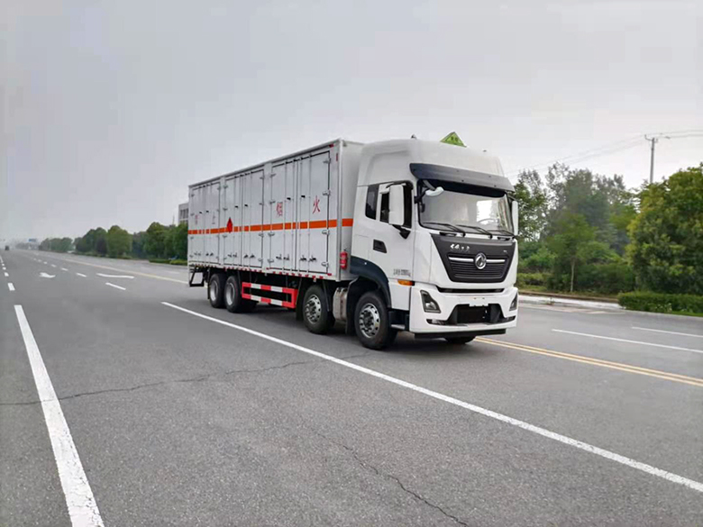 東風天龍前四後八易燃液體廂式運輸車