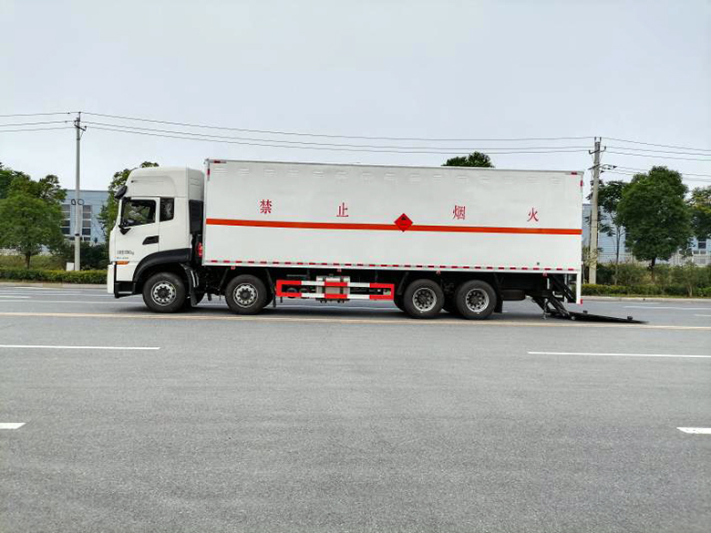 東風天龍前四後八易燃液體廂式運輸車