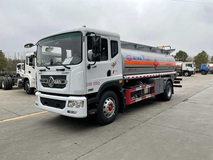 東風多利卡14.5方D9運油車