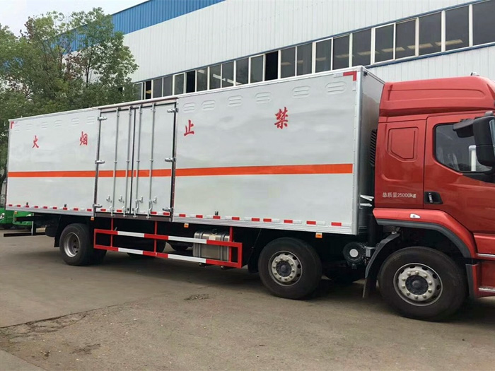 柳汽乘龍小三軸易燃液體廂式運輸車